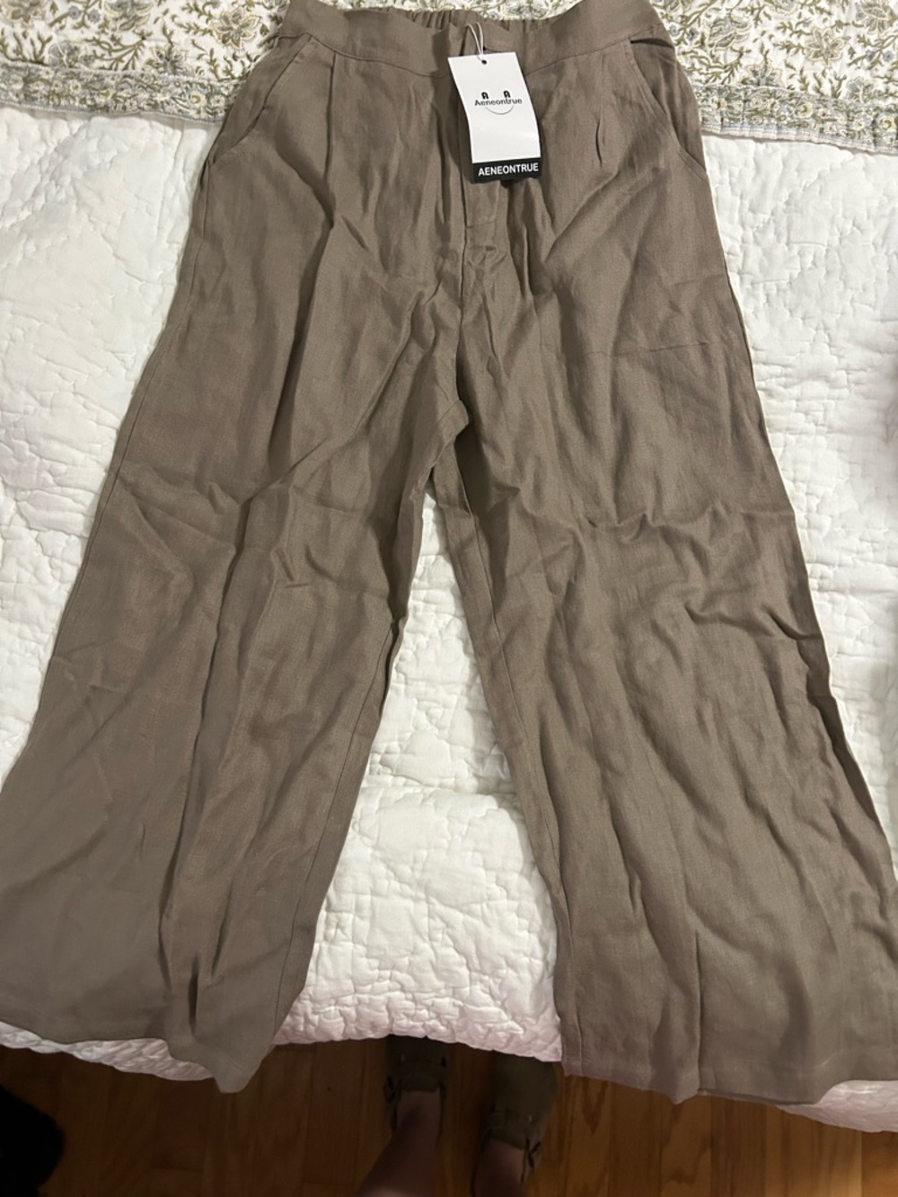 Women’s Relaxed Wide-Leg Pants in Taupe